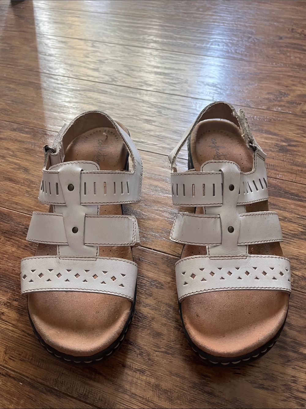 Clarks Women's Cream/Tan Strappy Comfort Sandals
